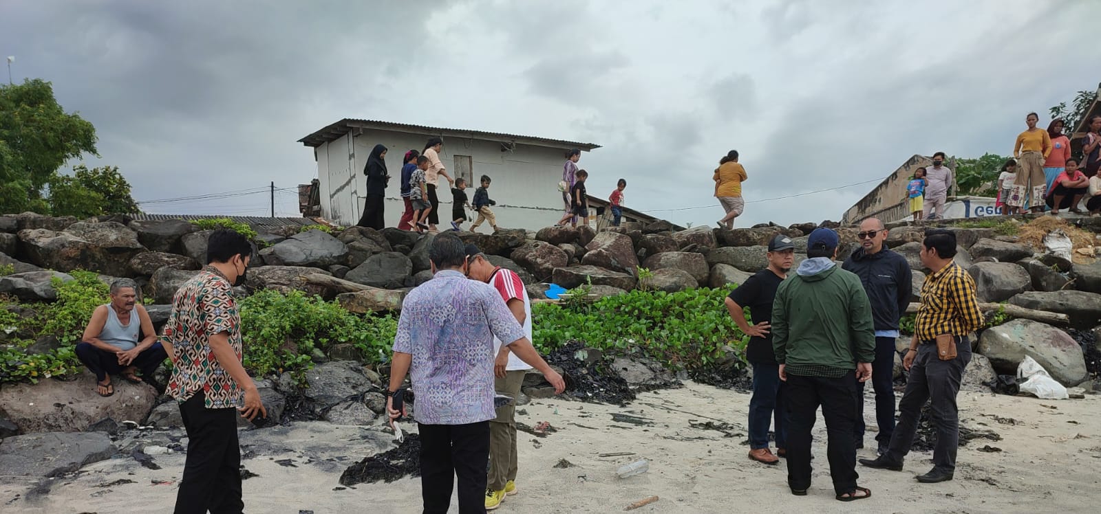 Pencemaran Pesisir Pantai Lampung Timur Ganggu Aktivitas Nelayan