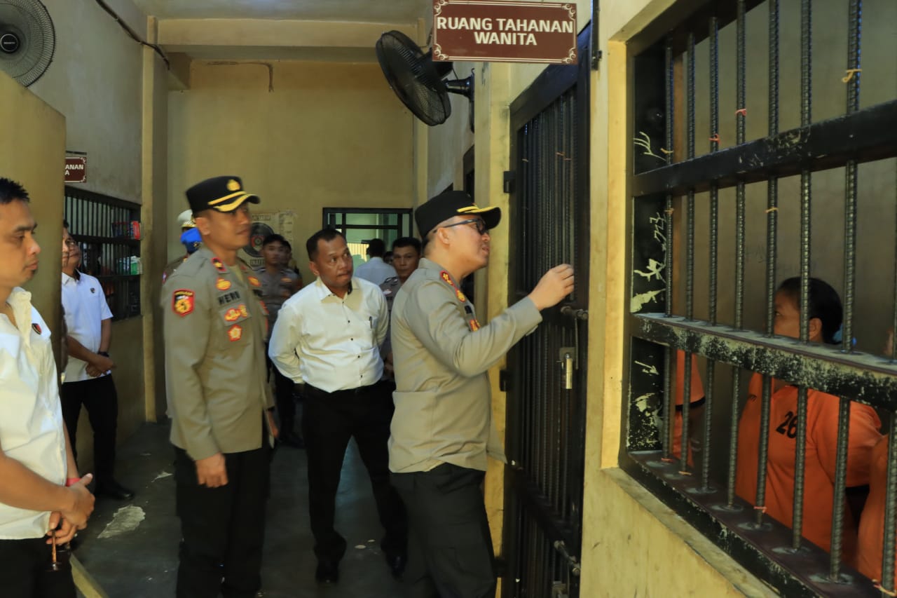 Cek Ruang Tahanan, Kapolres Tubaba Tekankan Jaga Kebersihan dan Kesehatan