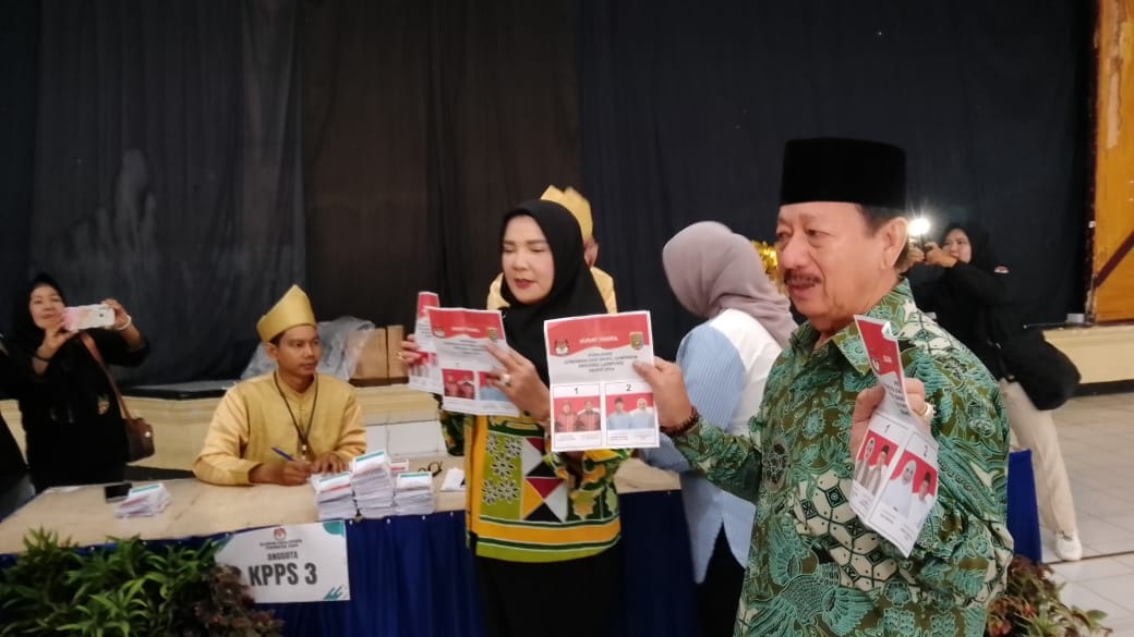 Bunda Eva dan Keluarga Nyoblos di TPS 05 Tambud, Disinggung Soal Peluang Menang: Insya Allah