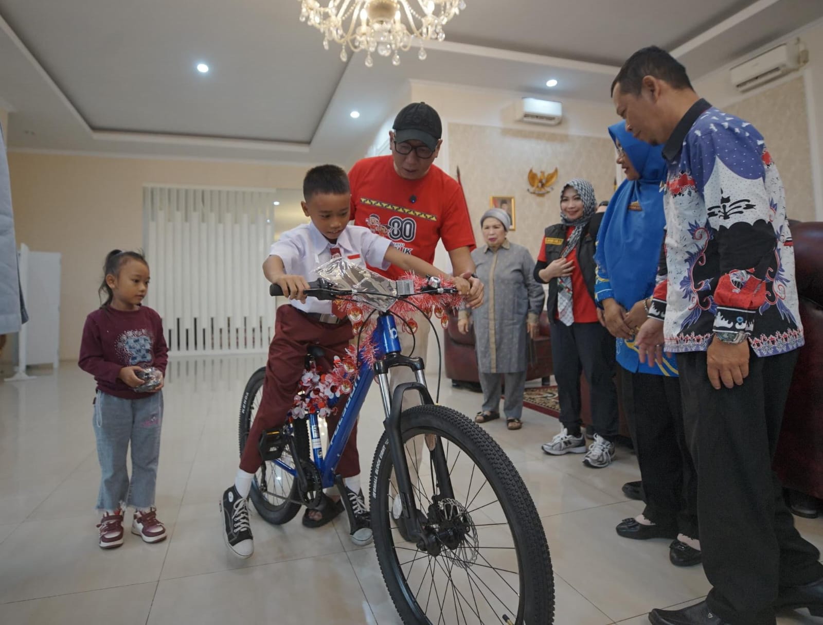 Gubernur Mirza Beri Hadiah untuk Raihan, Bocah Pemberani di Upacara HUT RI ke-80