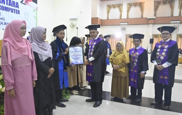 Penuh Haru, Sembilan Mahasiswa Difabel  IBN Lampung di Wisuda