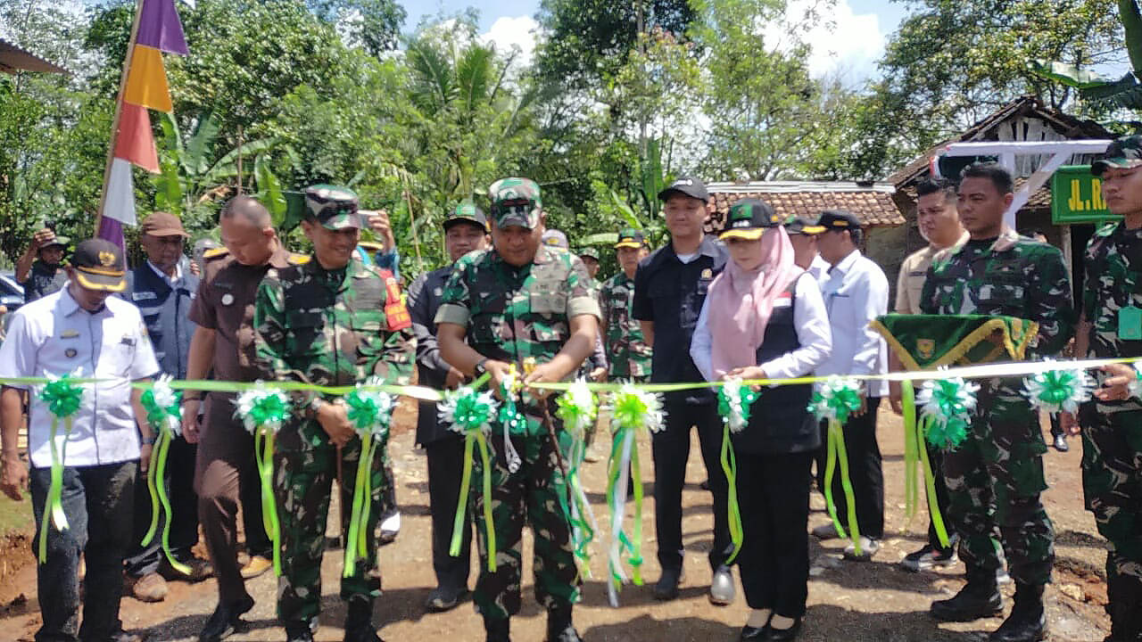 Danrem 043 Garuda Hitam Tutup TMMD Ke-115 di Tanggamus 