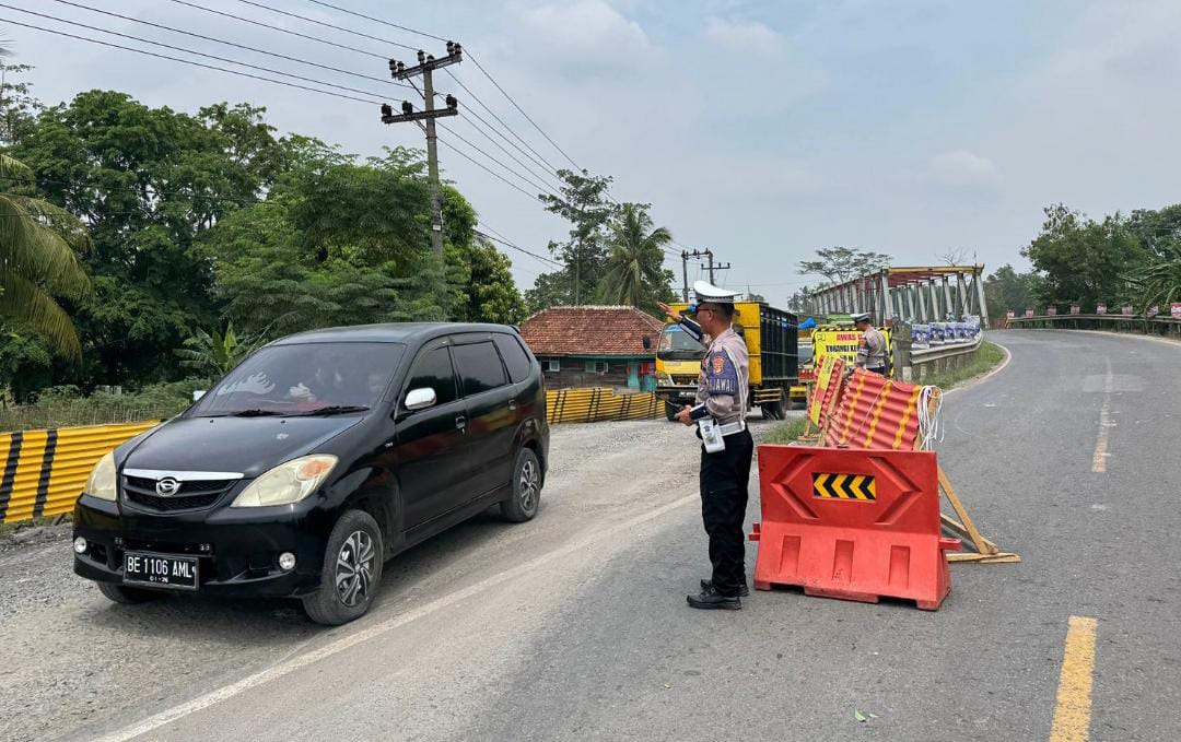 Dalam Perbaikan, Jembatan Way Pidada Tulang Bawang Dijaga Ketat Polisi, Kendaraan Berat Dilarang Lewat