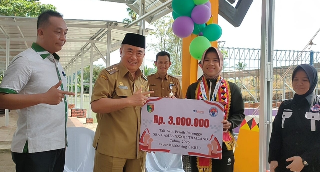 Bupati Tanggamus Beri Tali Asih kepada Sevi Nurul Aini, Peraih Perunggu SEA Games Thailand 2025