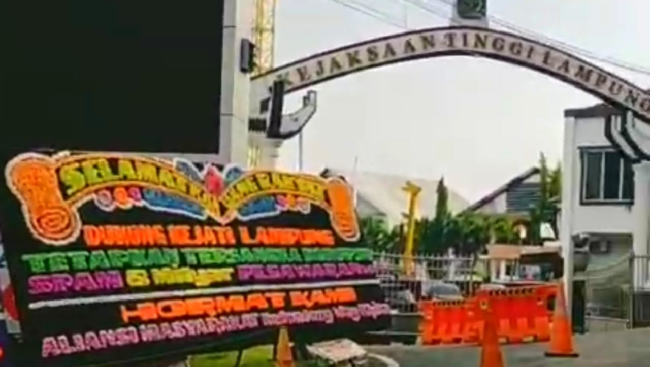 Diminta Segera Tetapkan Tersangka Perkara SPAM, Halaman Kantor Kejati Lampung Dipenuhi Papan Bunga