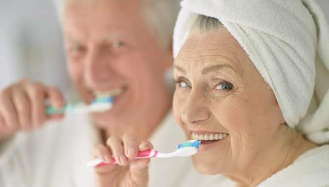 Cegah Kerusakan Gigi Pada Lansia, Inilah 6 Tips Merawat Kesehatan Mulut 