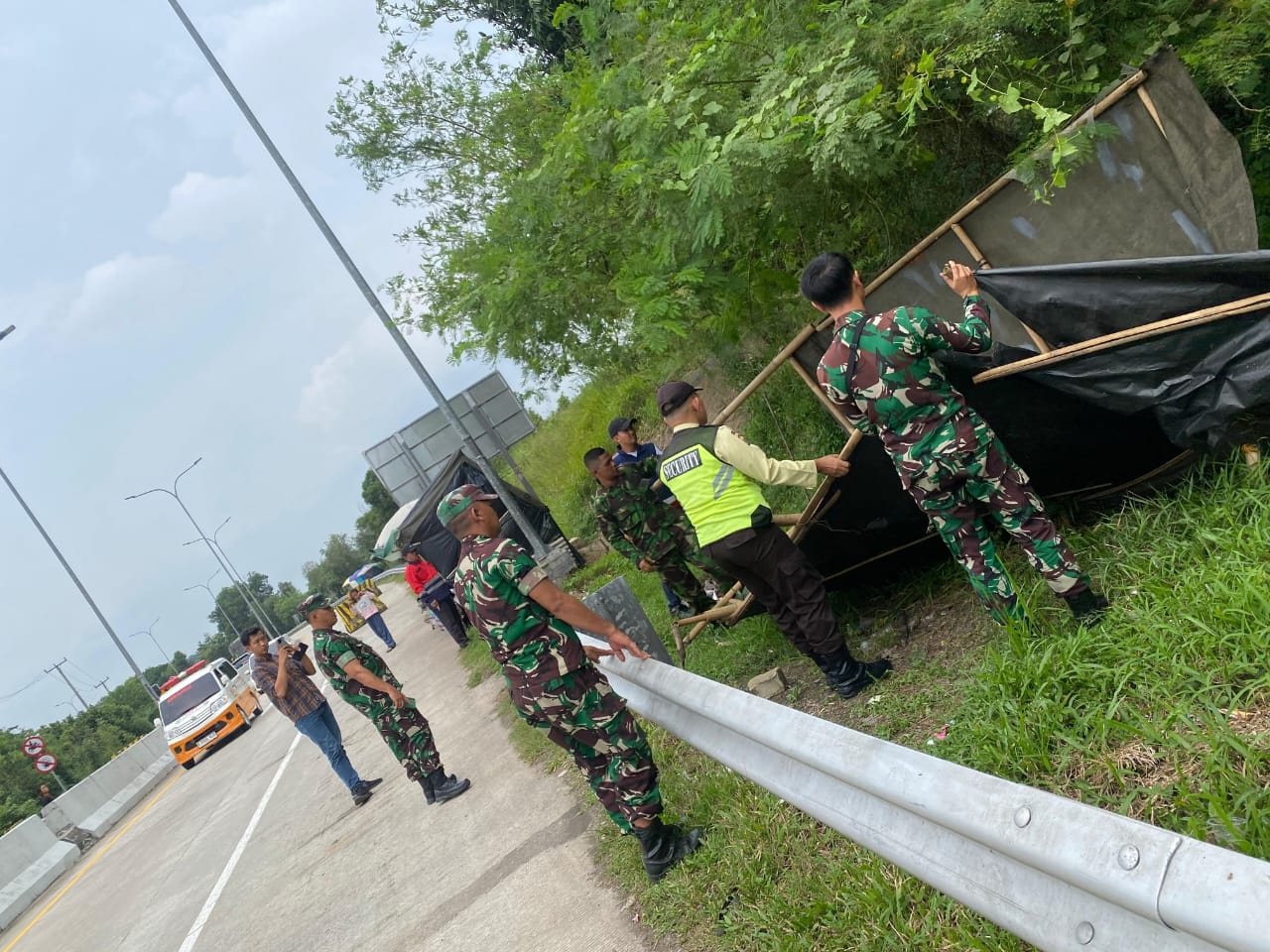 PKL Nakal di Akses Pintu Masuk Toll Ditertibkan