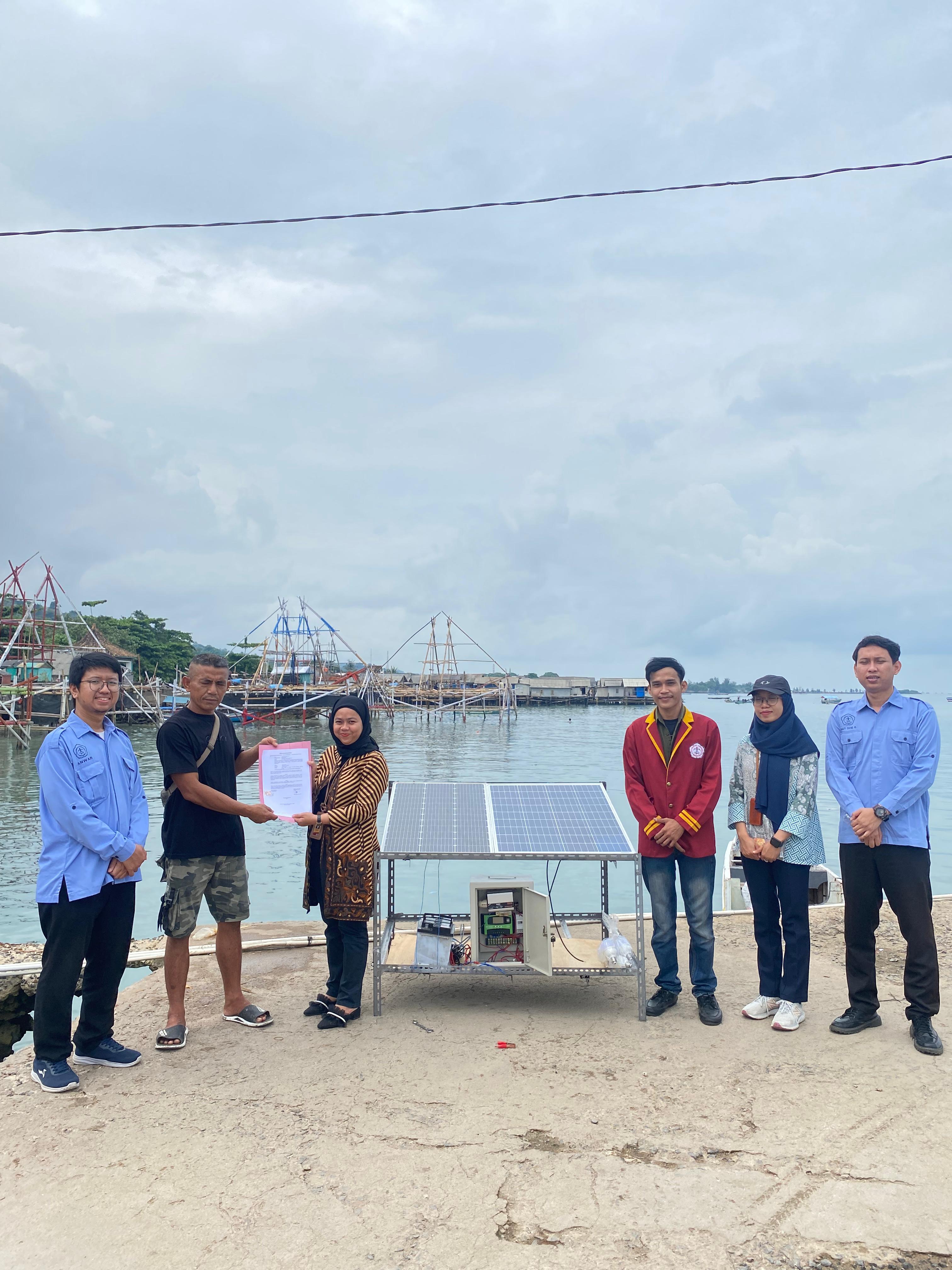 Mahasiswa Universitas Teknokrat Indonesia Berikan Solusi Penerangan Ramah Lingkungan untuk Nelayan
