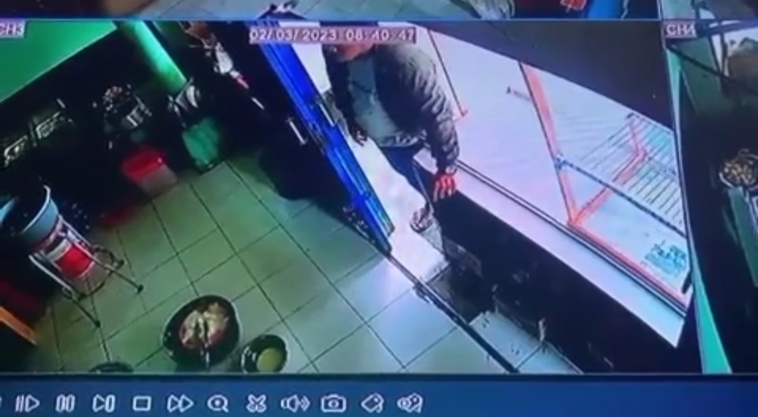 Terekam CCTV, Pelaku Berhasil Curi HP Penjual Ayam Geprek