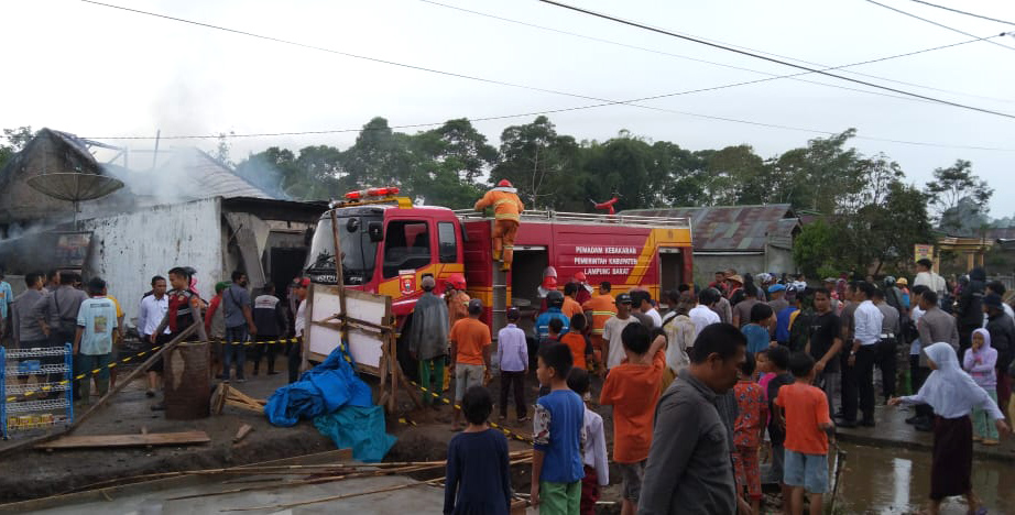Kebakaran Rumah Polisi di Lampung Barat, Api Berhasil Dipadamkan, Tapi…
