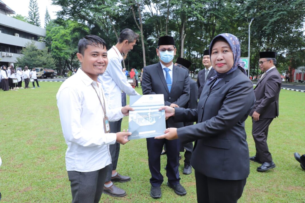 Rektor Unila Serahkan SK Guru Besar Dosen dan SK Perpanjangan Kontrak Dosen dan Tendik Non ASN