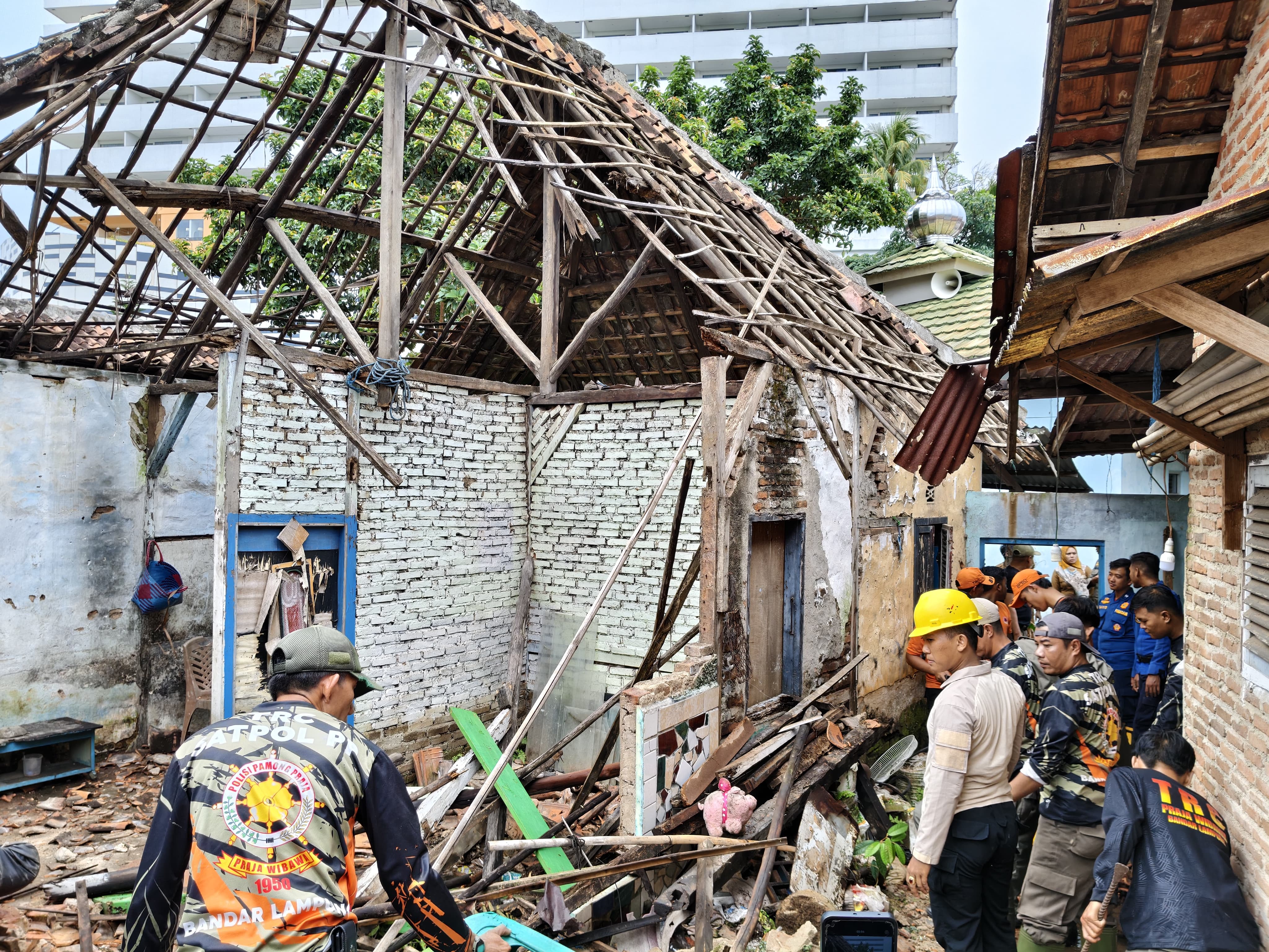 Hujan Deras Disertai Angin Kencang Robohkan Rumah di Sumur Putri Bandar Lampung