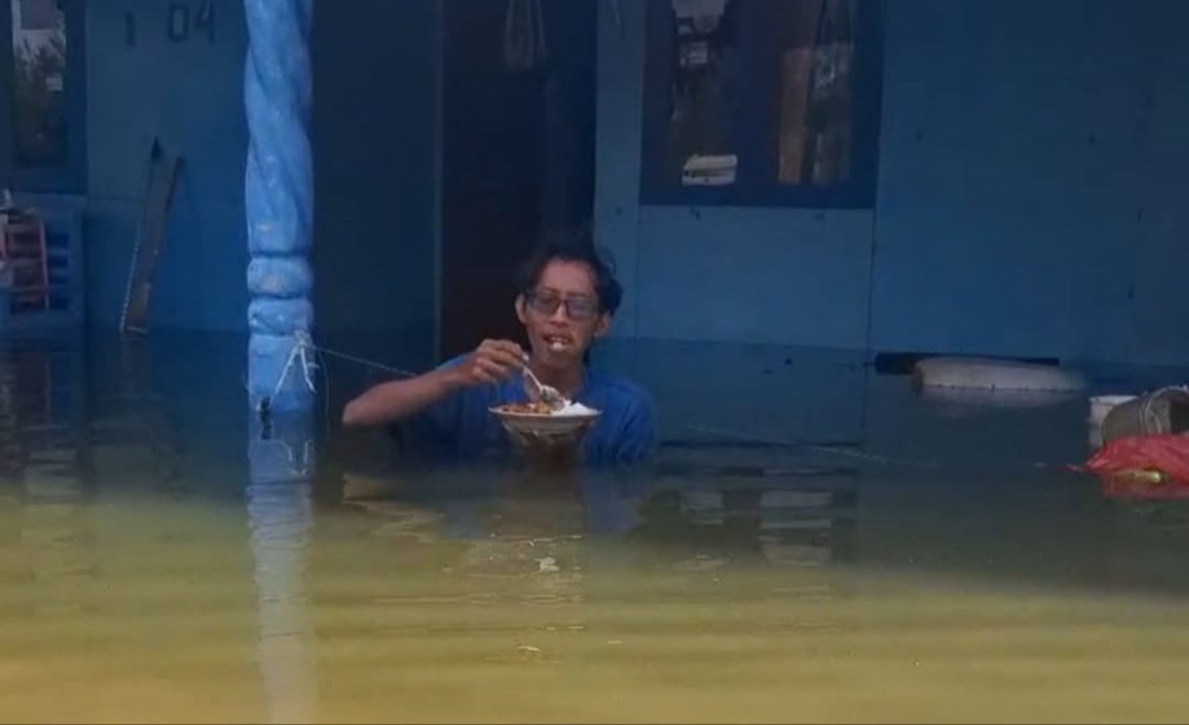 Viral, Penampakan Warga Dente Teladas Tulang Bawang Sarapan Di Tengah Banjir Rob