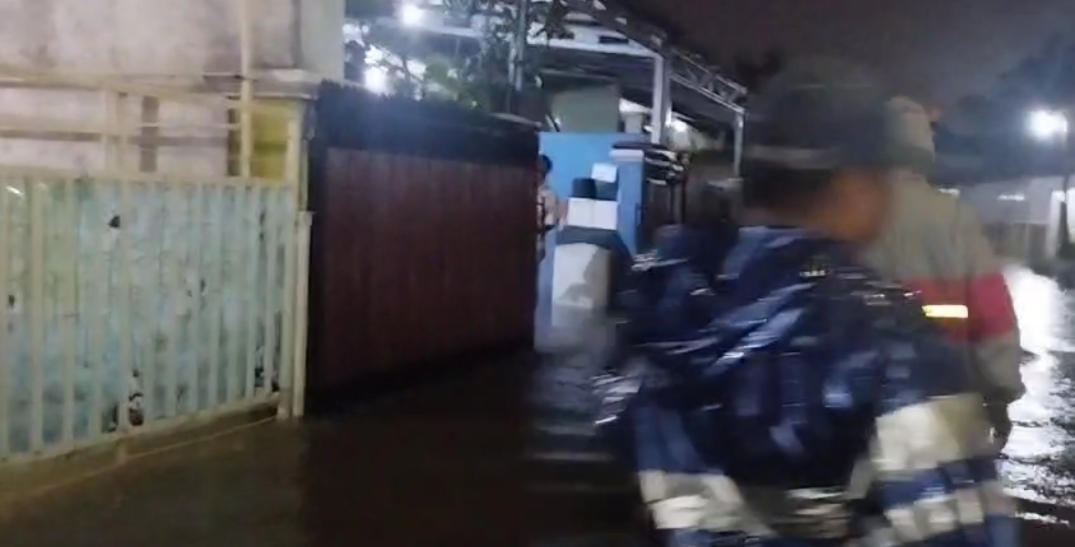 Hingga Malam Hari, Ratusan Rumah Warga Tanjung Senang Bandar Lampung Masih Terdampak Banjir