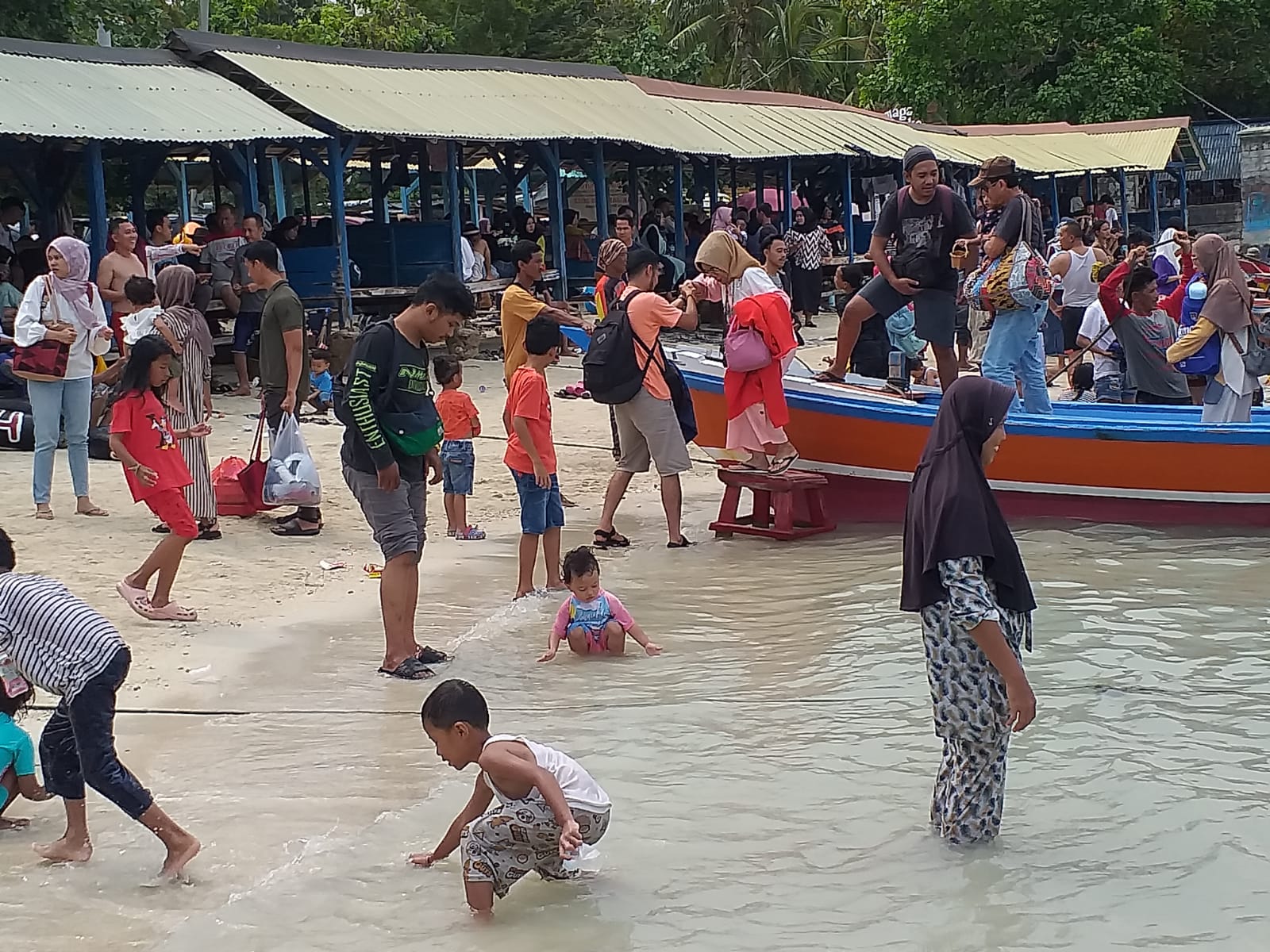 Libur Natal, Ribuan Orang Padati Pantai Mutun, Ada yang Turut Keluhkan Munculnya Dugaan Pungli