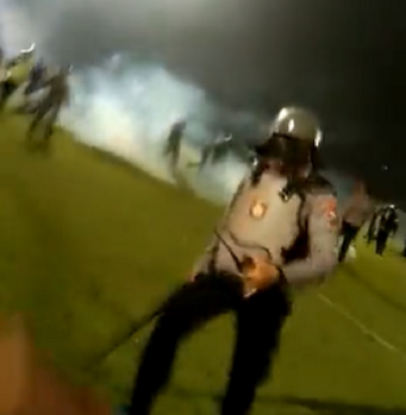 Viral Memperlihatkan Video Pendukung Arema FC Minta Polisi Tidak Tembak Gas Air Mata