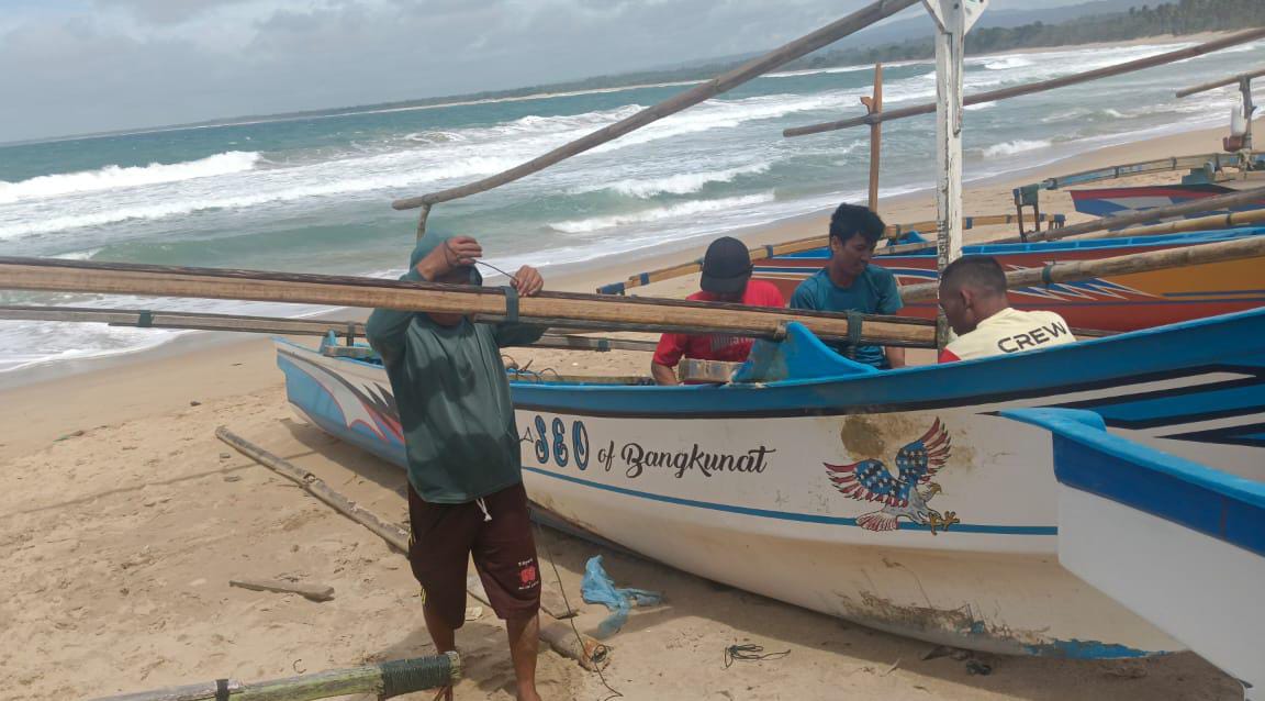 Ombak Besar Hantam Belasan Perahu Nelayan di Pesisir Barat