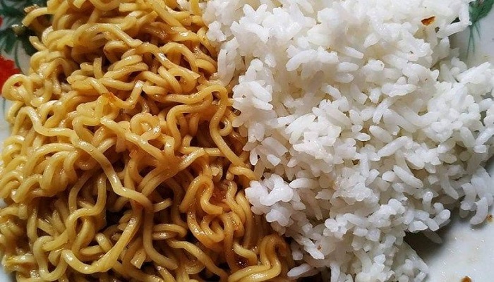 Bahaya! Dampak Makan Mie Instan Pakai Nasi
