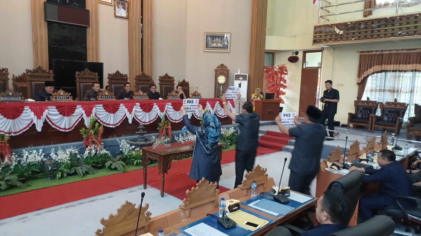 Tolak Kenaikan Harga BBM, Fraksi PKS DPRD Lampung Timur Bentangkan Poster Ini di Rapat Paripurna 
