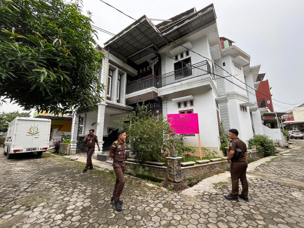 Kejari Sita Eksekusi Rumah Mewah Milik Mantan Direktur PT Karya Nusa Tujuh 