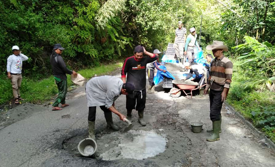 Warga Balik Bukit Swadaya Tambal Jalan Berlubang, Pemerintah Kapan?  