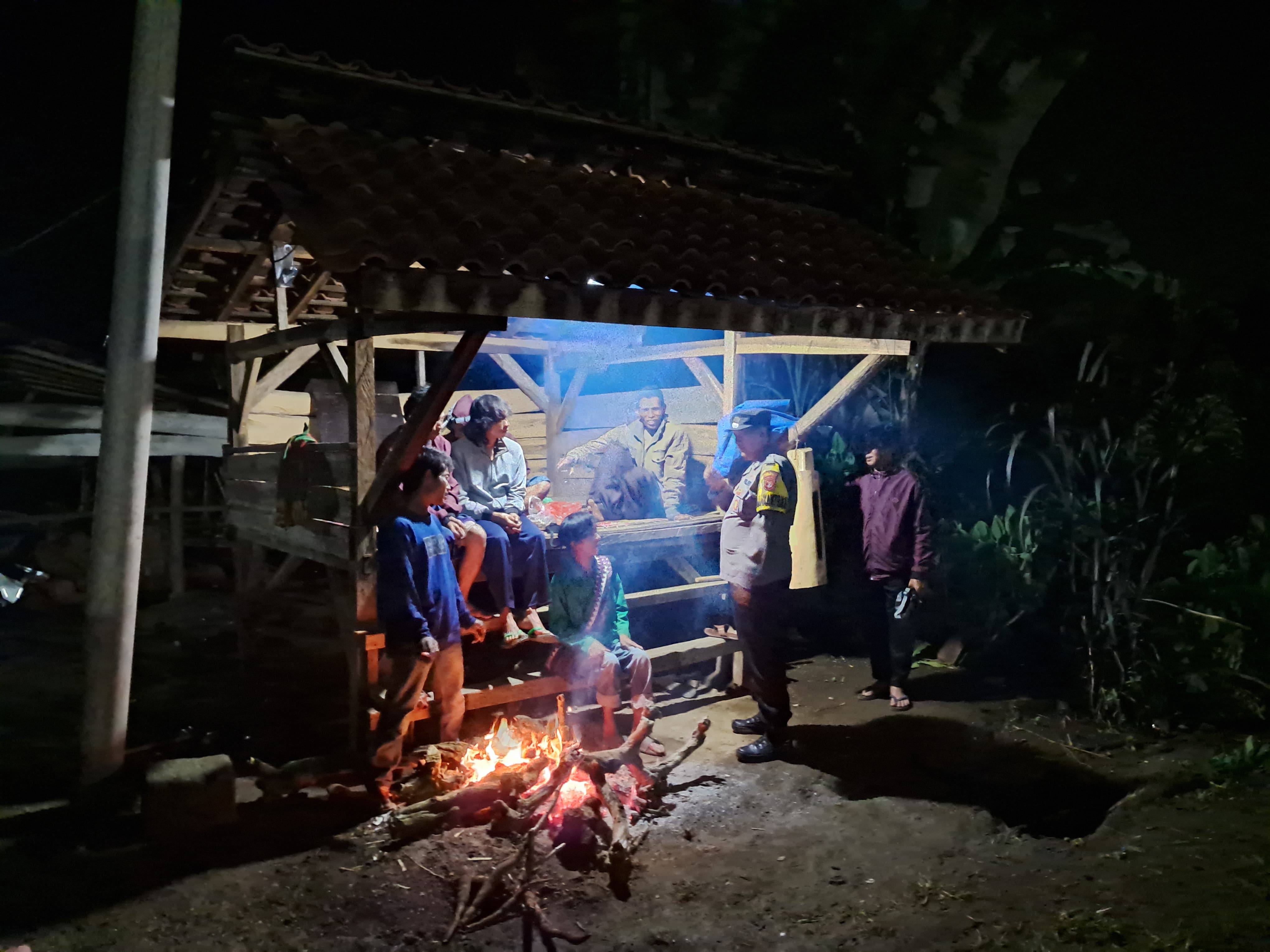 Bhabinkamtibmas Polsek Pulau Panggung Intensifkan Monitoring Ronda Malam di Ulu Belu Tanggamus