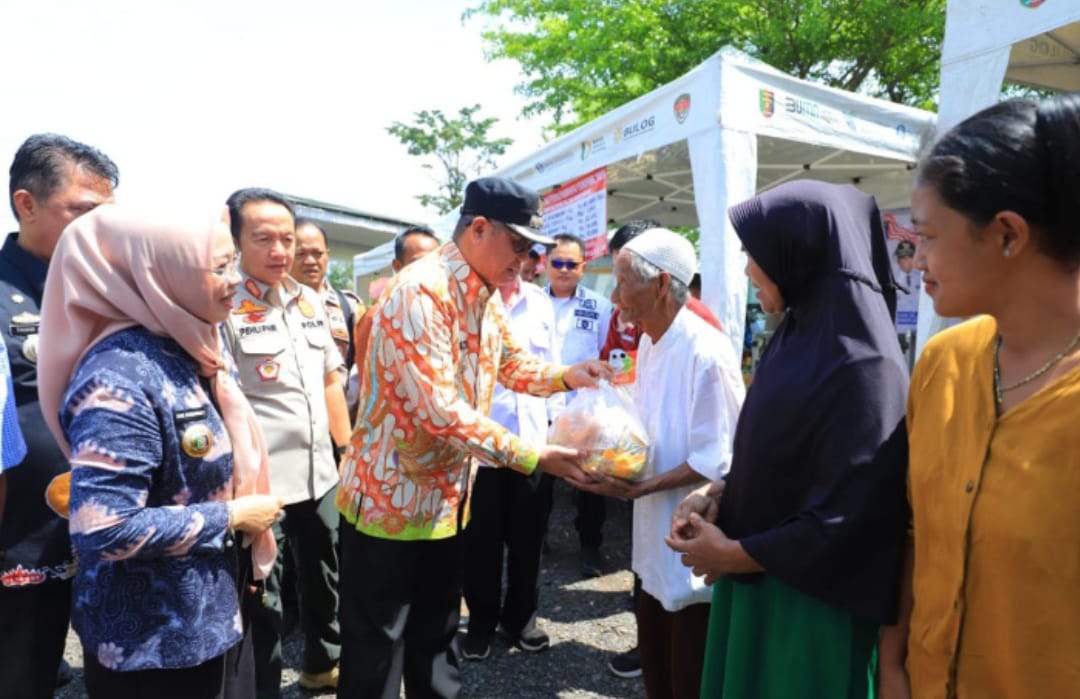 Pantau Langsung Pasar Murah, Begini Kata Pj Bupati Tulang Bawang Ferli Yuledi