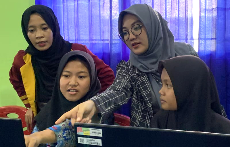PKM di SMKN 1 Padang Cermin, Tim Universitas Teknokrat Indonesia Kenalkan Teknologi NDN dan Metaverse 