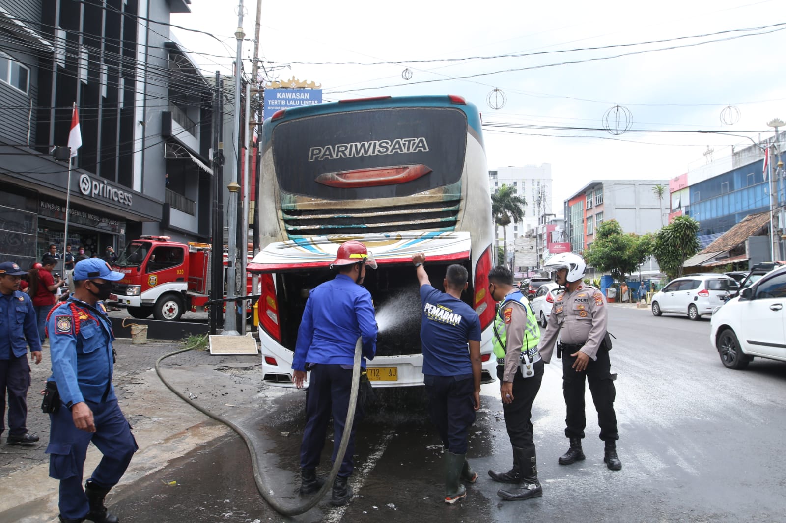 Pulang dari Pahawang, Bus Pariwisata Buah Batu yang Bawa Pegawai PT KAI Palembang Terbakar