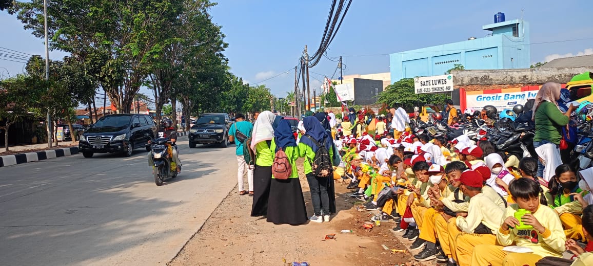 Ratusan Pelajar Berbaris di Jalan Ryacudu Sambut Jokowi