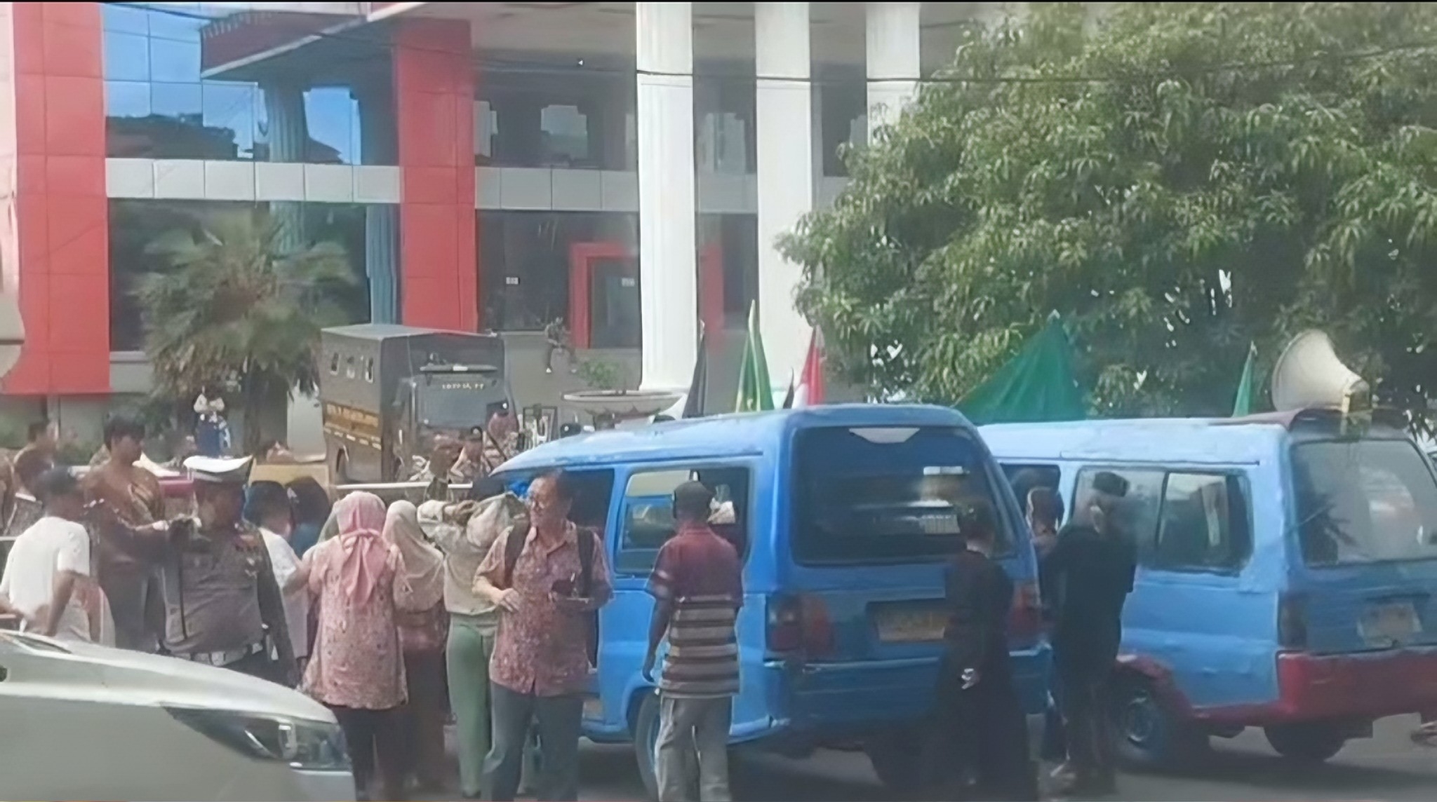 Keluhkan Operasional PT Semen Baturaja, Massa Geruduk Pemkot Bandar Lampung