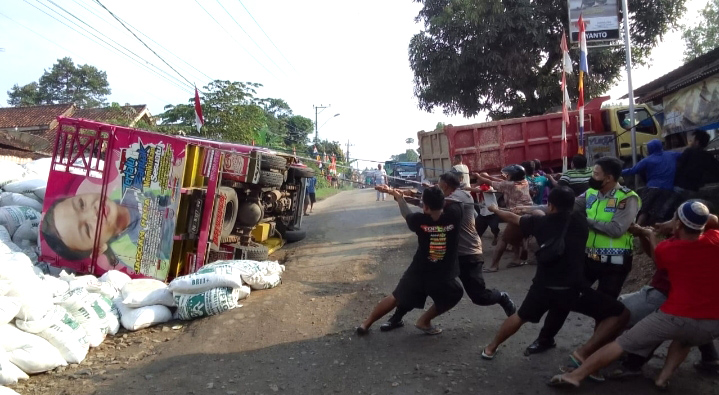Jalan Rusak di Pringsewu Picu Kecelakaan, Truk Pengangkut Sekam Terguling 