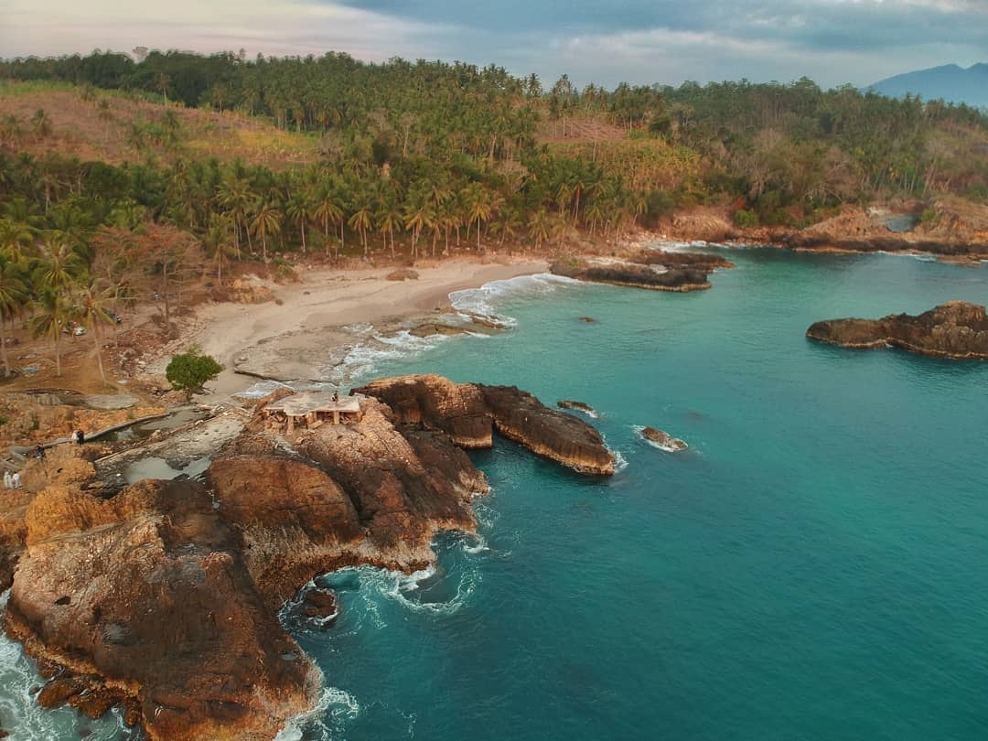 Pantai Marina Lampung Selatan, Wisata Alam yang Memukau dengan Jajaran Batu Karang