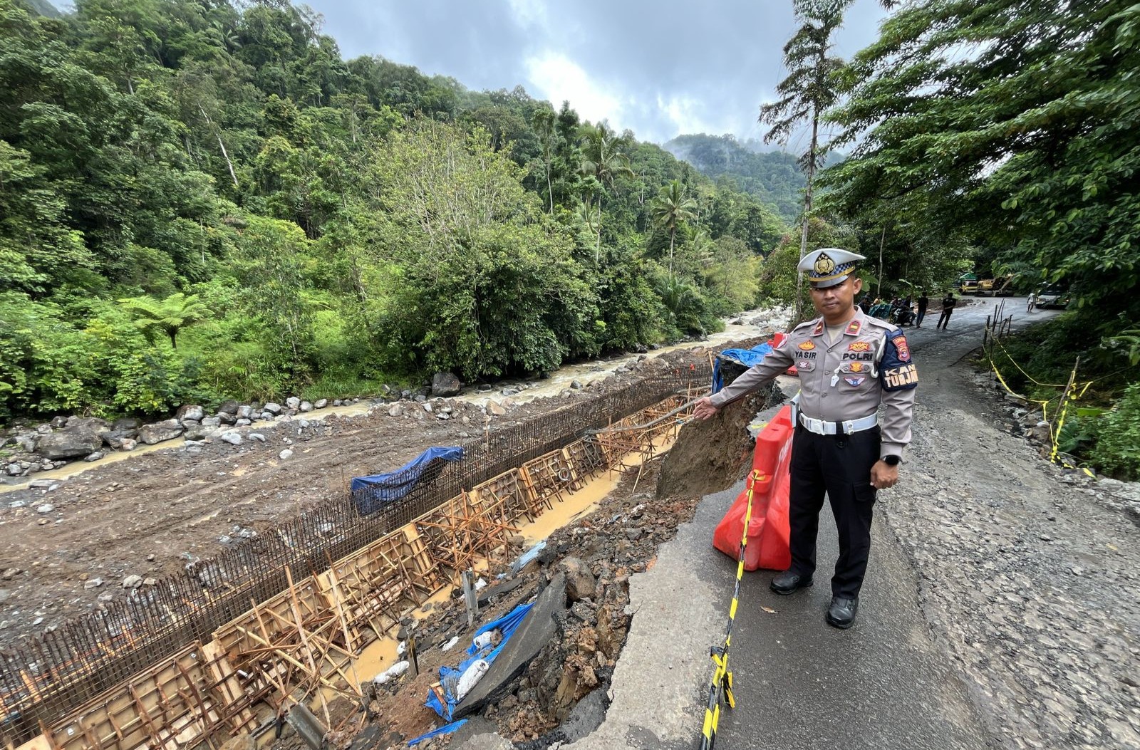 Akses Liwa–Krui Terancam Putus, Truk Dilarang Melintas