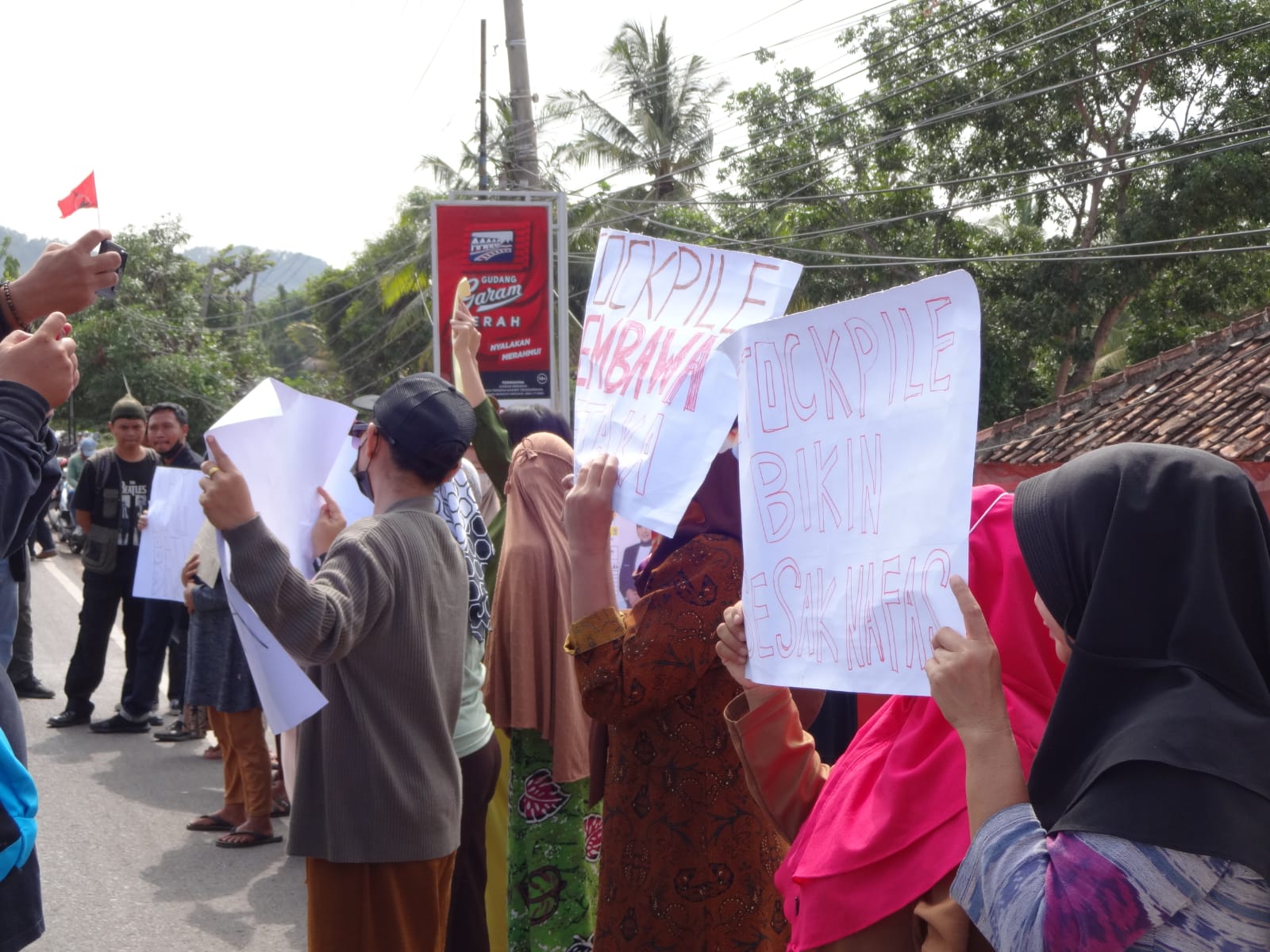 Usai Wali Kota Beri Warning Ke Perusahaan Batu Bara, Seketika Warga Demo Sesalkan Debu Stockpile