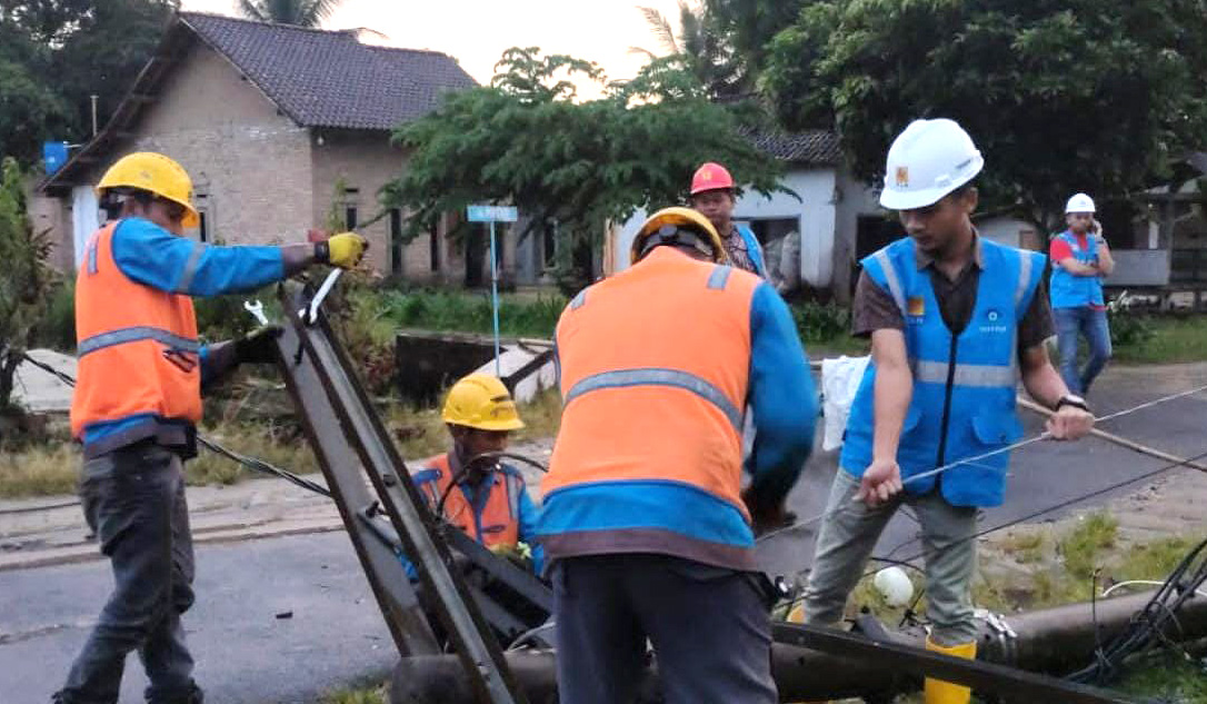 Gerak Cepat Pasca Cuaca Esktrem, PLN UID Lampung Pulihkan 100 Persen Kelistrikan Dua Kabupaten
