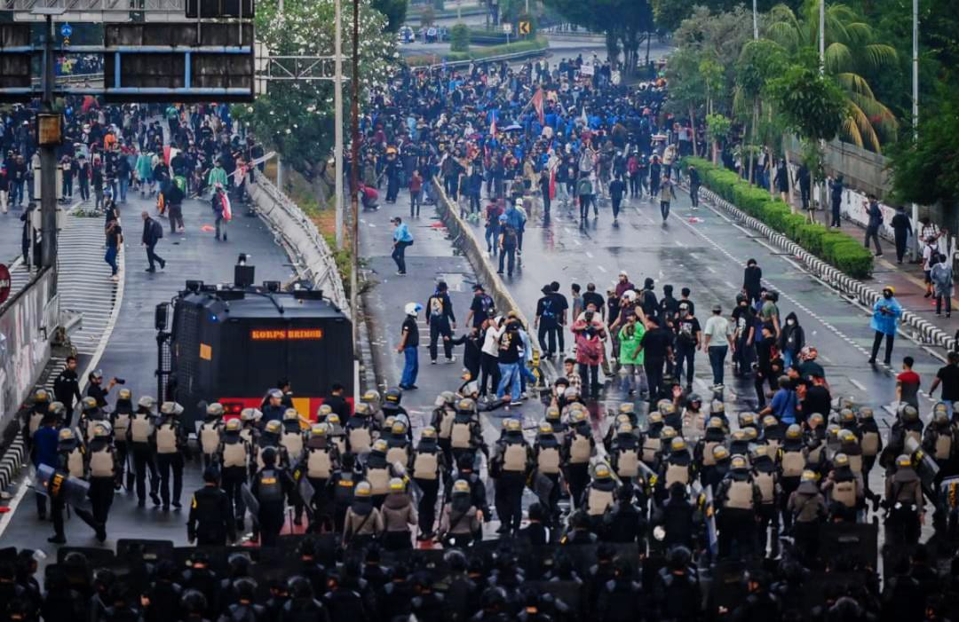 Aksi Demonstrasi Kian Memanas! Gedung DPRD Diberbagai Kota Hangus Dibakar Massa