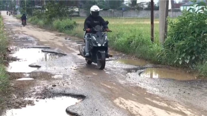 Warga Keluhkan Jalan M. Azizi Sabahbalau Rusak Parah, Lubang Menganga Bahayakan Pengendara