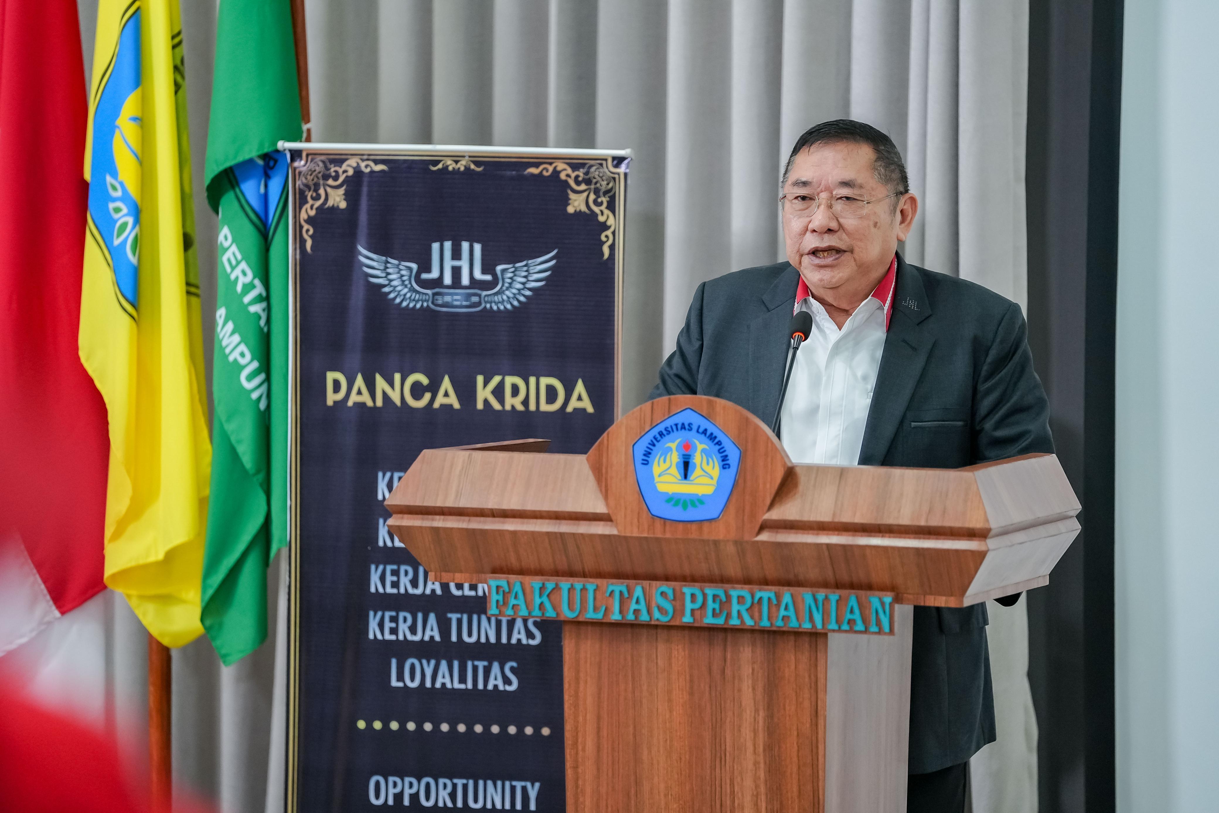 Founder JHL Foundation Bagikan Beasiswa Ke 90 Mahasiswa Pertanian Unila