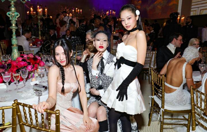 Tampil Bak Dewi Korea, Penampilan Jennie Blackpink dan Song Hye Kyo di Met Gala 2023 Banjir Pujian