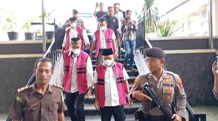 Terlibat Perkara Korupsi Proyek Rumdis, Eks Bupati Dawam Raharjo Cs Berakhir di Kursi Pesakitan