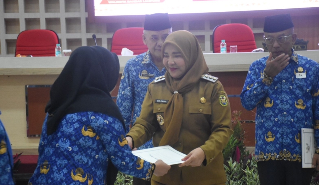Walikota Serahkan SK Pemberhentian Pensiun Kepada 115 PNS Bandar Lampung ,  Memasuki Batas Usia Pensiun TMT 