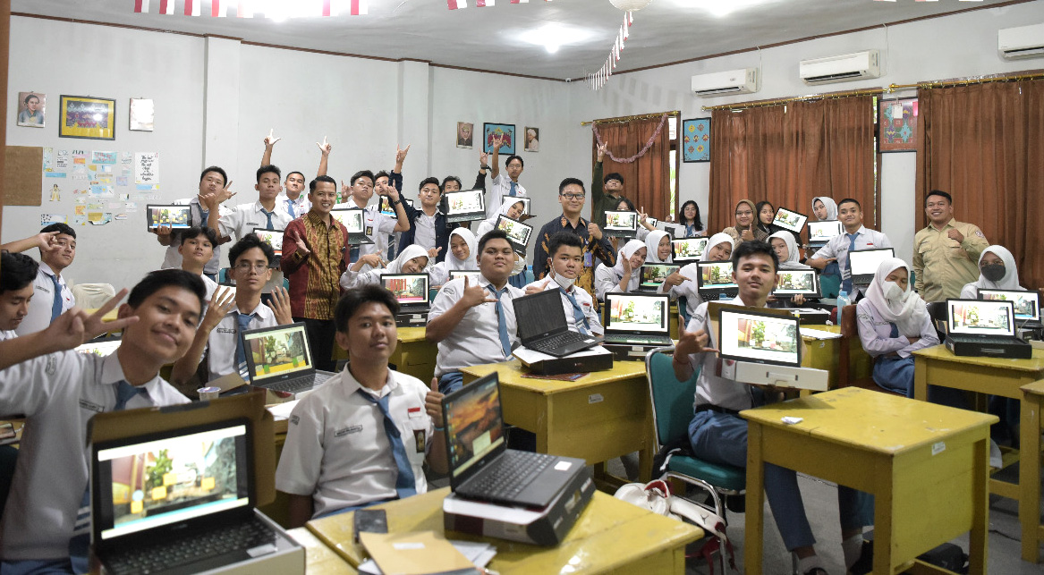 Dosen UTI Kenalkan Teknologi Augmented pada Game Metaverse di SMAN 2 Bandar Lampung 