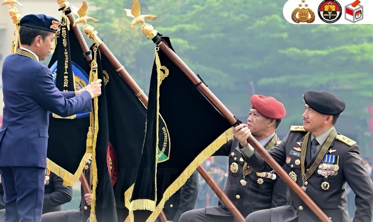 Momen Langka 7 Jenderal Bintang 3 Bawa Bendera Satuan Polri, Dapat Tanda Kehormatan Dari Presiden Jokowi