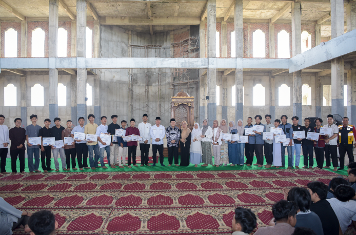  Teknokrat Berikan Penghargaan kepada Mahasiswa Bantu Pembangunan Masjid Agung Al-Hijrah 