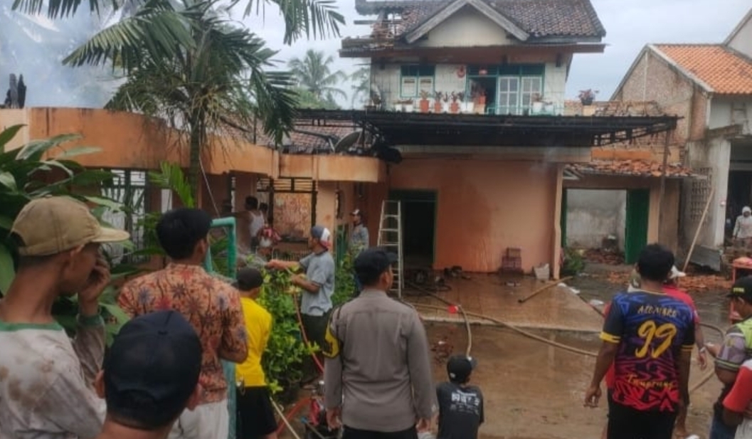 Diduga Lupa Cabut Charger Handphone Saat Ditinggal Pergi, Rumah Warga Di Pringsewu Dilahap Si Jago Merah