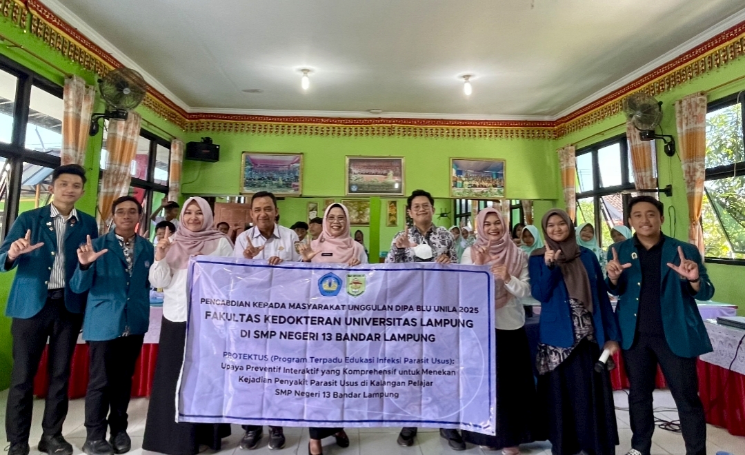 Tim Dosen FK Unila Edukasi Pencegahan Infeksi Parasit Usus di SMP Negeri 13 Bandar Lampung