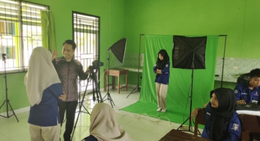 Tim PKM UTI Beri Pelatihan Video di SMKN 1 Tegineneng