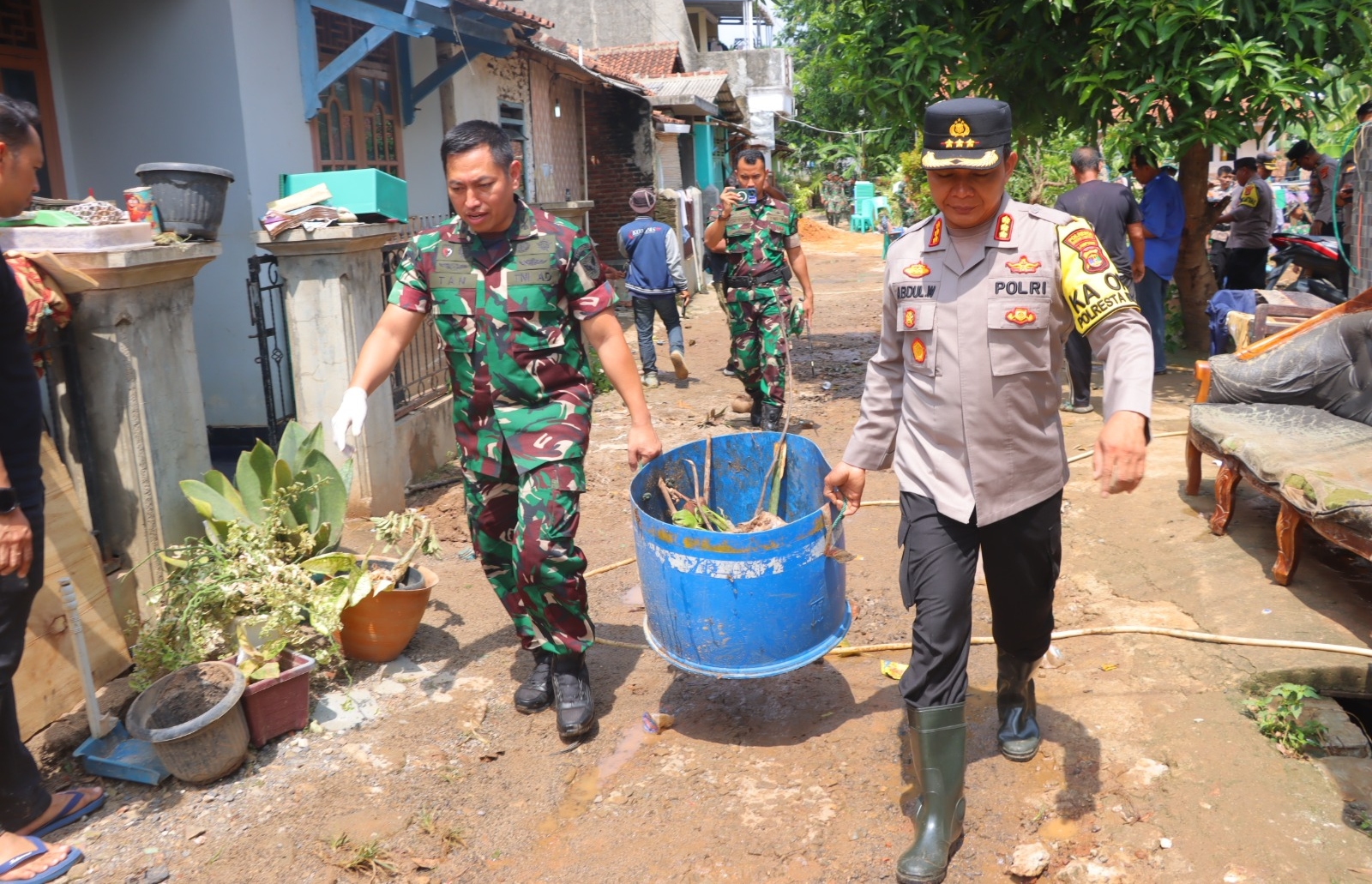 Kapolresta Bersama Dandim 0410 Bandar Lampung Terjun Langsung Ringankan Beban Warga Terdampak Banjir  