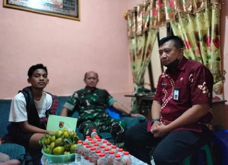 Viral Tendangan ‘Kungfu’ Oknum TNI ke Suporter Arema Berakhir Minta Maaf